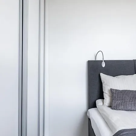 Floor 1br With Balcony & Air Con Next To Railway Station